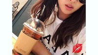 Masih dengan minuman, kali ini Cho Yeo-jeong memilih pose dengan es teh. Siapa sangka sehari-hari Cho Yeo-jeong sangat membatasi asupan makanan dengan menu sehat. Foto: Instagram lightyears81