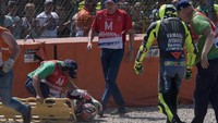 Rossi menyempatkan diri untuk melihat kondisi Nakagami. Meski sempat tampak mengalami masalah serius, Rossi sudah mengonfirmasi bahwa pebalap asal Jepang itu baik-baik saja. (Foto: Mirco Lazzari/Getty Images)