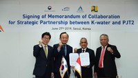 Direktur Utama Perum Jasa Tirta II, U. Saefudin Noer (kedua dari kanan) dan CEO K-Water Lee Hak Soo (kedua dari kiri) menunjukkan nota kerja sama yang baru ditandatangani di Seoul, Korea Selatan. Acara penandatanganan disaksikan Menteri PUPR Basuki Hadimuljono (kanan) dan Cho Myung-Rae Minister of Environment Republic of Korea. dok. PUPR