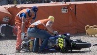 Steward di sisi trek langsung bergegas memindahkan motor Rossi dan Nakagami. (Foto: Mirco Lazzari/Getty Images)