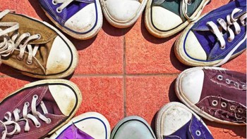 Melihat lingkaran putih pada sepatu-sepatu ini bisa bikin si perfeksionis menghela napas lega. (Foto: Via 9gag)