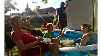 Orang-orang ini ingin tetap gembira di tengah panasnya udara. Foto: istimewa