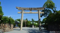 Selanjutnya adalah area utama Osaka Castle. Pengunjung bakal kembali disambut gerbang  baja namun dengan ukuran lebih kecil yang masih didominasi warna hitam dan putih. Gerbang ini jadi jalan menuju area utama Osaka castle. (Dana Aditiasari/detikcom)