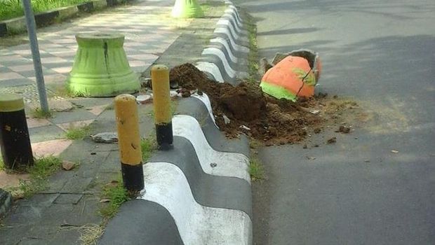 Teror perusakan pot tanaman di depan rumah jabatan Gubernur Sulsel Nurdin Abdullah