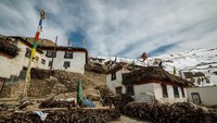Dilihat dari ketinggian, desa ini tampak gersang padahal dingin. Tentu saja, udara dingin berasal dari geyser yang ada di sekeliling lembah. (iStock)