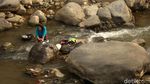 Warga Mencuci dan Mancing Ikan di Katulampa yang Kering
