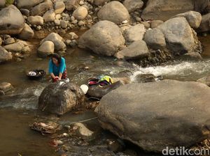 Warga Mencuci dan Mancing Ikan di Katulampa yang Kering