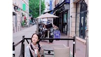 Memegang secangkir kopi, Cho Yeo-jeong terlihat begitu menikmati sarapannya. Apalagi ada pastry di hadapan aktris pemilik rambut bob ini. Foto: Instagram lightyears81