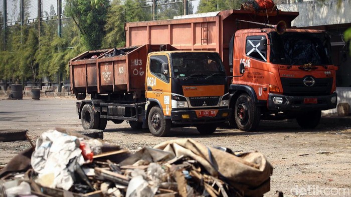 Sampah nampak berceceran di pinggir Jalan Sunter, Jakarta Utara. Hal itu terjadi karena lahan yang akan dibangun fasilitas ITS baru akan dimulai akhir Juli 2019.