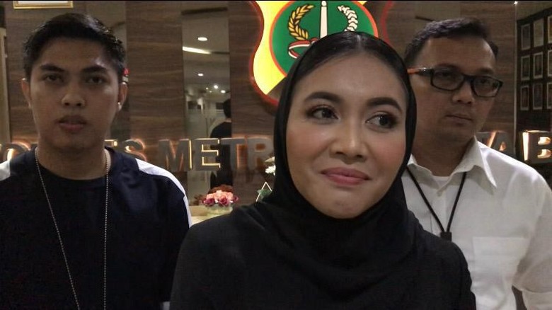 Dibesuk Denada, Jerry Aurum Nangis Tanya Kabar Shakira Dibesuk Denada, Jerry Aurum Nangis Tanya Kabar Shakira