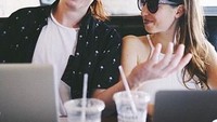 Kopi juga masuk dalam salah satu minuman favoritnya. Ia meminumnya kala hang out bersama teman-temannya. Foto: Instagram audrabear