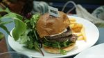 Di Jewel, Bisa Lihat Air Terjun Indoor Tertinggi di Dunia Sambil Makan Burger