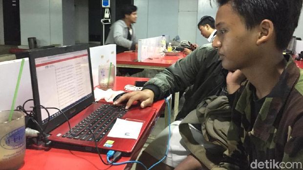 Para pendaftar PPDB penuhi spot Wifi ID di Semarang. 