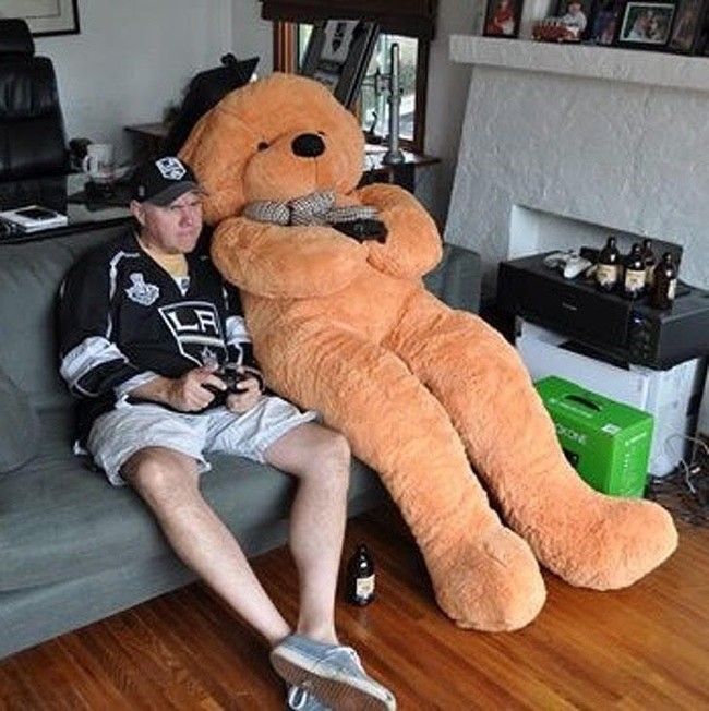 Maksud hati membeli  Teddy Bear kecil, ternyata yang datang malah boneka sebesar ini! Foto: Istimewa