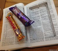 Agar Semangat Belajar, Siswa Ini Selipkan Cokelat di Buku Pelajarannya