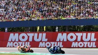 Marc Marquez terus menempel Maverick Vinales. Upaya Marquez untuk memimpin balapan gagal setelah Vianles mampu duluan menyentuh garis finis. (Foto: Piroschka Van De Wouw/Reuters)