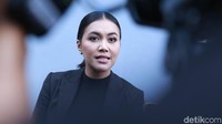 Ditanya soal dirinya menjadi tulang punggung keluarga, Denada mengaku siap. Termasuk membiayai pengobatan putrinya, Shakira. Foto: Palevi/detikHOT