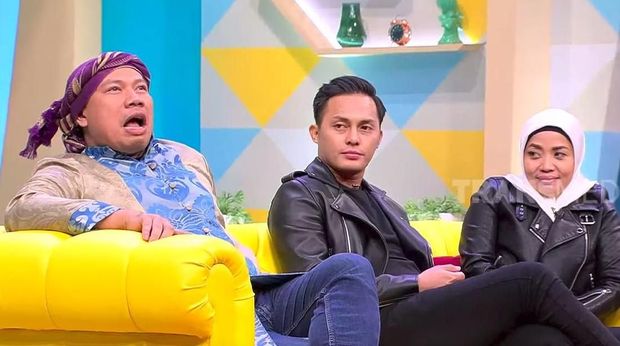 Vicky Prasetyo Berlutut Minta Maaf di Depan Muzdalifah, Kenapa?