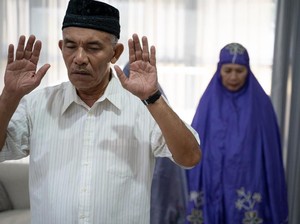 10 Bacaan Sholat, Tata Cara, dan Terjemahannya