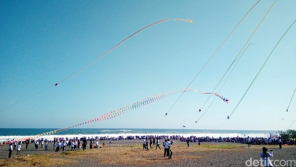 Puluhan layang-layang beraneka bentuk dan warna diterbangkan di acara Purworejo Kite Festival 2019. Festival ini digelar untuk meningkatkan jumlah kunjungan wisatawan ke Purworejo. (Rinto Heksantoro/detikcom)