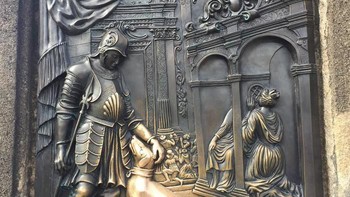 Hal yang sama juga terjadi pada ukiran metal ini. Foto: Demilked