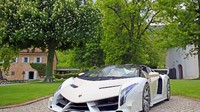 Adapun koleksi mobil mewah itu termasuk Lamborghini Veneno yang dihiasi dengan warna bendera Italia (satu dari sembilan unit di dunia sebagai edisi spesial perayaan ulang tahun Lamborghini). Diperkirakan harga mobil itu diperkirakan lebih dari 4,5 juta euro atau Rp 71 miliar. Foto: Dok. Bonhams