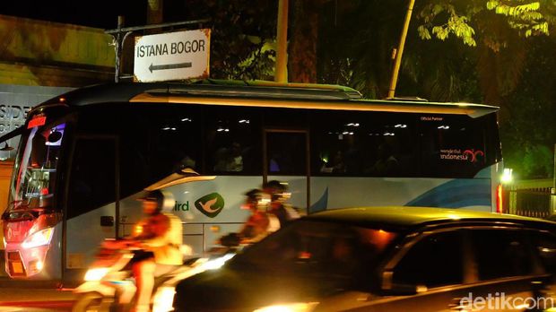 Naik Bus, Rombongan TKN-TKD Temui Jokowi di Istana Bogor
