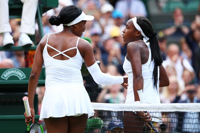 Coco bisa dikatakan menjalani mimpinya sendiri. Ia berhasil mengalahkan legenda tenis Venus Williams dengan skor 6-4 6-4 yang sebelumnya sudah memenangkan empat kali Grand Slam bahkan sebelumnya Coco lahir. Kemenangan dramatis Coco pun membuatnya emosional. Foto: Getty Images