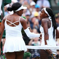Coco bisa dikatakan menjalani mimpinya sendiri. Ia berhasil mengalahkan legenda tenis Venus Williams dengan skor 6-4 6-4 yang sebelumnya sudah memenangkan empat kali Grand Slam bahkan sebelumnya Coco lahir. Kemenangan dramatis Coco pun membuatnya emosional. Foto: Getty Images