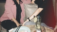 Beby kerap memamerkan momen kulineran di Instagram. Bersama saudara perempuannya ia bersantai di rooftop cafe sambil ditemani segelas jus kiwi. Foto: Instagram bebyleonardo