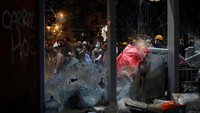 Kaca di salah satu dinding gedung Parlemen Hong Kong rusak usai dihantam tongkat-tongkat logam yang dibawa para demonstran. Tyrone Siu/Reuters.