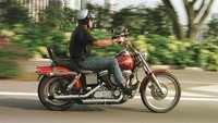Potret seorang pengendara motor Harley-Davidson mengelilingi kota Singapura. Dari tahun ke tahun penggemar motor Harley-Davidson pun semakin meningkat. Stephen Munday/Allsport.