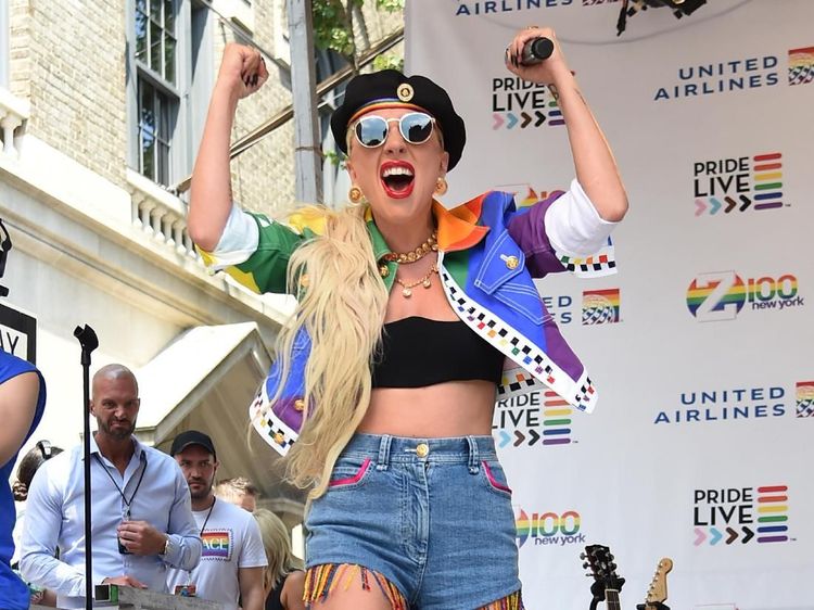 Disebut Hamil, Lady Gaga Pamer Perut