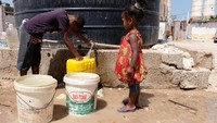 Sejumlah pengungsi anak-anak yang tinggal di kawasan Benghazi, Libya, mengisi jeriken dan ember lainnya dengan air bersih. Esam Omran Al-Fetori/Reuters.