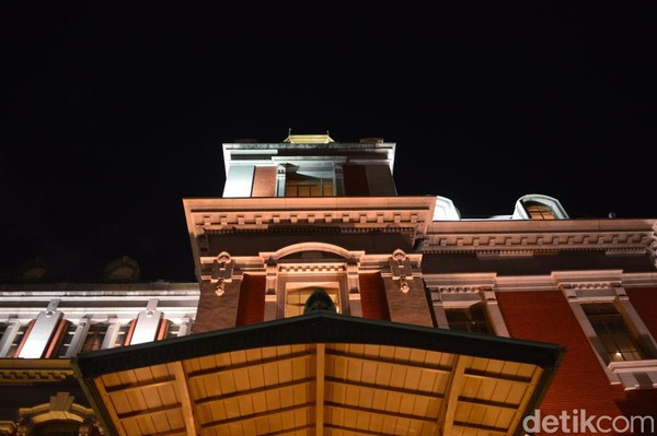 Bangunan bergaya arsitektur masa lalu ini digunakan sebagai pusat pertunjukan budaya, seni dan aktifitas sosial. Perancangnya adalah Shinichiro Okada dan Kingo Tatsuno yang merupakan tokoh arsitektur terkemuka di Jepang. (Dana Aditiasari/detikcom) Bangunan bergaya arsitektur masa lalu ini digunakan sebagai pusat pertunjukan budaya, seni dan aktifitas sosial. Perancangnya adalah Shinichiro Okada dan Kingo Tatsuno yang merupakan tokoh arsitektur terkemuka di Jepang. (Dana Aditiasari/detikcom)