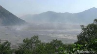 Kastaman, Kepala Desa Ngadas, Kecamatan Sukapura, Kabupaten Probolinggo, menyatakan, badai pasir bisa diatasi dengan masker dan kacamata.  Suasananya di kaldera Bromo, seluas sekitar 6290 m2, jadi kayak Timur Tengah. Tapi masih aman. Sangat penting bagi pengunjung Gunung Bromo, pakai masker dan kacamata, katanya. 