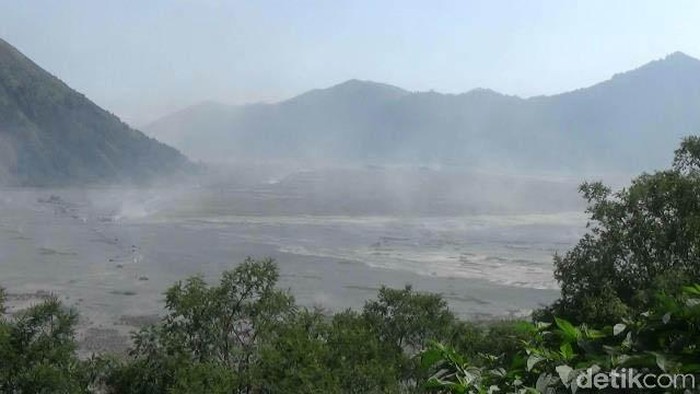 Badai pasir menerjang sekitar kaldera Gunung Bromo. Begini kondisinya.