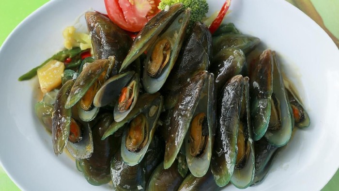 Kerang Hijau saus tiram. Delicious asian style Green mussel with spicy seafood sauce. Top View