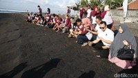 Pelepasan tukik oleh PT Indonesia Power dan para wartawan di Pantai Saba, Gianyar, Bali pada Jumat (28/6/2019).