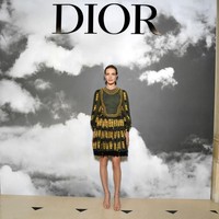 Model Natalia Vodianova mencuri perhatian dengan mini-dress hitam Dior yang dihiasi ruffle. (Foto: dok. Dior)