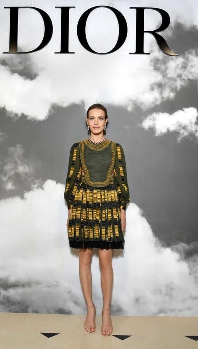 Model Natalia Vodianova mencuri perhatian dengan mini-dress hitam Dior yang dihiasi ruffle. (Foto: dok. Dior)