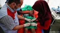 Perasaan takut terlihat jelas di wajah anak-anak yang disunat.