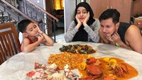 Sonny juga dekat dengan anak hasil pernikahan Fairuz dan Galih Ginanjar, King Faaz Arafiq. Ketiganya ternyata penyuka sajian seafood. Foto: Instagram sonnyseptian