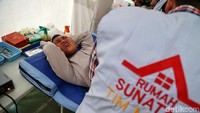 Seorang anak tampak menahan sakit saat proses pemotongan.