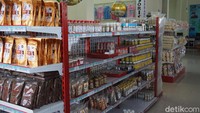 Berbagai keripik olahan laut pun jadi salah satu yang wajib dibeli di sini (Shinta Angriyana/detikcom) 