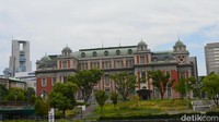 &island menyediakan beranda dengan meja panjang yang langsung menghadap ke Sungai Yodo. Dari posisi ini juga bisa terlihat bangunan unik bersejarah Osaka City Central Public Hall. (Dana Aditiasari/detikcom)