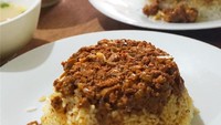 Harganya Rp 12.000 saja, tapi nasi tim ini diberi  ayam yang dicincang halus cukup banyak. Puas makannya. Foto : Instagram @temeninmakan