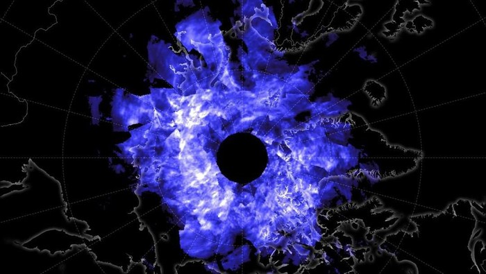 Noctilucent cloud, atau awan noktilusen. Foto: Joshua Stevens/NASA Noctilucent cloud, atau awan noktilusen. Foto: Joshua Stevens/NASA
