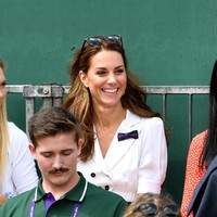Kate Middleton datang di hari kedua Wimbledon 2019 yang akan menyajikan laga dari sejumlah bintang tenis. Roger Federer dan Serena Williams adalah beberapa di antaranya. (Foto: Mike Hewitt/Getty Images)