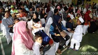 Para orang tua mengantre untuk menyunatkan anaknya.